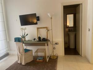 a room with a desk with a mirror and a lamp at B&B Liberty in Santa Maria Capua Vetere