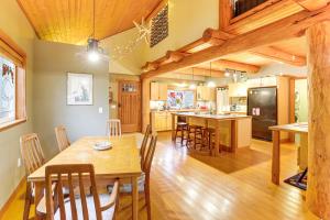 Η κουζίνα ή μικρή κουζίνα στο 11 Mi to Olympic NP Peaceful Port Angeles Retreat