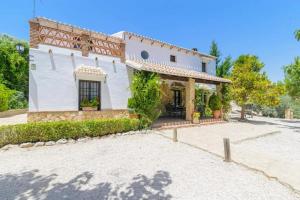 a large white house with ivy at Spacious villa with pool in Priego de Córdoba - 350 m² in Priego de Córdoba