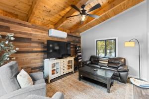 un salon avec un canapé et une télévision à écran plat dans l'établissement Blue Haven - Wooded, pet friendly home w/ trailer parking, AC, and deck, à Donnelly