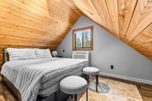 une chambre avec un lit avec un plafond en bois dans l'établissement Blue Haven - Wooded, pet friendly home w/ trailer parking, AC, and deck, à Donnelly