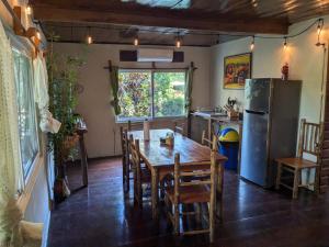una cucina con un tavolo di legno e un frigorifero di Happy Iguana Marina and Cabins a Fronteras