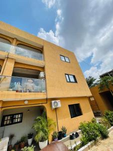 a building with plants in front of it at Comfort et style au coeur de la ville in Lomé
