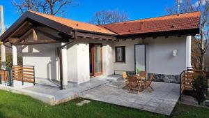 a small white house with a table and chairs at Ca' nel Bosco in Madonna del Sasso