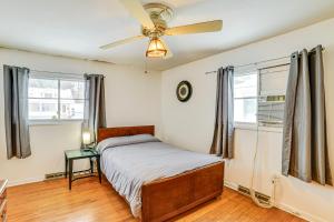 Postel nebo postele na pokoji v ubytování 4 Mi to Dtwn Pet-Friendly Home in Utica
