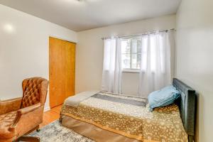 Postel nebo postele na pokoji v ubytování 4 Mi to Dtwn Pet-Friendly Home in Utica