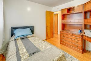 Postel nebo postele na pokoji v ubytování 4 Mi to Dtwn Pet-Friendly Home in Utica