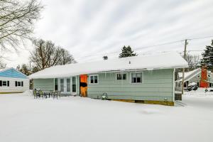 4 Mi to Dtwn Pet-Friendly Home in Utica v zimě