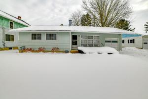 4 Mi to Dtwn Pet-Friendly Home in Utica v zimě
