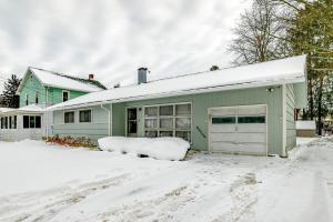 4 Mi to Dtwn Pet-Friendly Home in Utica v zimě