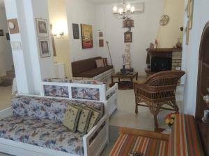 a living room with a bench and a couch and a fireplace at Νική κοσμά πηγάδι in Metamorfosi