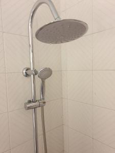 a shower with a shower head in a bathroom at Νική κοσμά πηγάδι in Metamorfosi