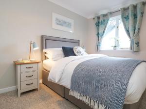 a bedroom with a bed and a window at Breeze Cottage in Falmouth +43 photos