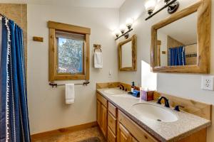 Ένα μπάνιο στο Updated and Spacious Lodge in Heart of Estes Park! +23 φωτογραφίες