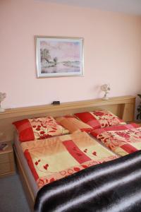 a bed in a bedroom with a picture on the wall at Ferienwohnung Haus Veronika in Wegscheid