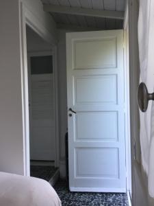 a white door in a room with a bed at habitación con baño privado y entrada independiente in Mar del Plata