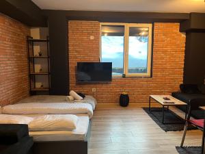 Giường trong phòng chung tại Mickitos Cozy Studio One