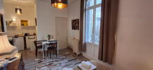 a room with a table and a kitchen with a window at Chez Eric le n2 in Tours