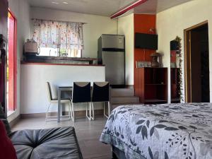 a kitchen with a bed and a table and chairs at Cabaña Campestre Miraluna in Choachí