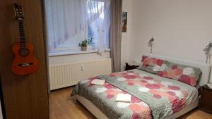 Posteľ alebo postele v izbe v ubytovaní Karki music apartment