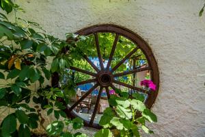 a mirror on the side of a wall with flowers at Pounda Paou in Metókhion