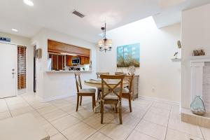 eine Küche und ein Esszimmer mit Tisch und Stühlen in der Unterkunft 4406 Windswept in Kiawah Island