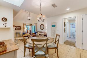 ein Esszimmer und ein Wohnzimmer mit Tisch und Stühlen in der Unterkunft 4406 Windswept in Kiawah Island