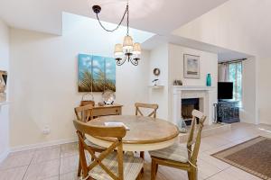 ein Esszimmer mit Tisch und Stühlen und einem Kamin in der Unterkunft 4406 Windswept in Kiawah Island + 13 Fotos
