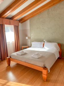 Postel nebo postele na pokoji v ubytování Hotel Della Torre 1850 + 37 fotografií