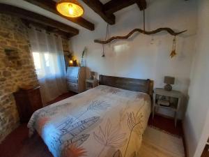 Ένα ή περισσότερα κρεβάτια σε δωμάτιο στο La Maison au Camélia