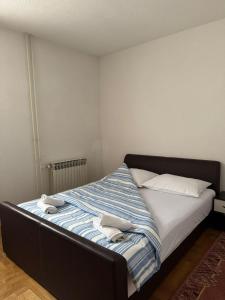 Una cama o camas en una habitación de APARTMAN Iva 9 fotos más