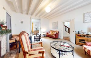 Χώρος καθιστικού στο 8 Bedroom Gorgeous Home In Courdemanche