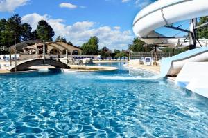 Bazén v ubytovaní Maison charmante à Salavas avec piscine et jardin alebo v jeho blízkosti
