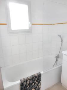 Kúpeľňa v ubytovaní Maison charmante à Salavas avec piscine et jardin
