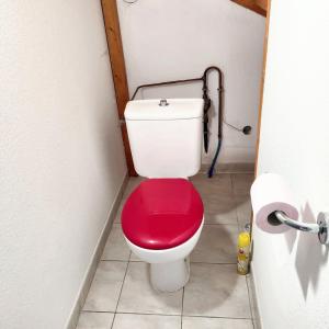 Kúpeľňa v ubytovaní Maison charmante à Salavas avec piscine et jardin