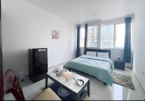 Postel nebo postele na pokoji v ubytování Corniche Street - New Suave Room