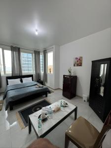 Postel nebo postele na pokoji v ubytování Corniche Street - New Suave Room + 37 fotografií