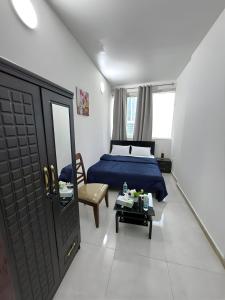 Postel nebo postele na pokoji v ubytování Corniche Street - New Suave Room