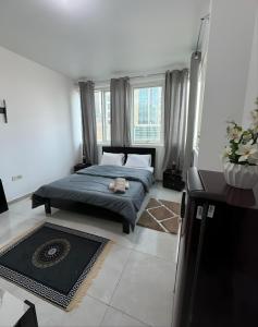 Postel nebo postele na pokoji v ubytování Corniche Street - New Suave Room