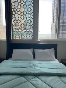 Postel nebo postele na pokoji v ubytování Corniche Street - New Suave Room