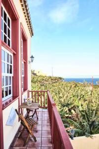 a balcony with a table and a view of the ocean at El Convento II, tranquilidad y vistas únicas in San Andres y Sauces