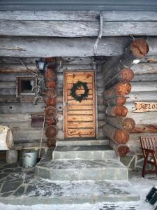 an entrance to a log cabin with a door at Kelogornitsa - Levikeskus 2 km - ski bus 300 m in Kittilä