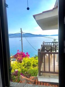 a view of the ocean from a window of a house at Pounda Paou in Metókhion