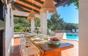 un comedor con una mesa con un bol de fruta en New! Villa Can Guillem, en Illes Balears