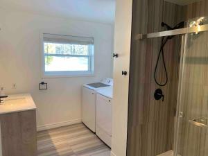 Un baño con lavabo y lavadora. en Le 1717 Lakeside cottage, en Sainte-Lucie-de-Doncaster 54 fotos más