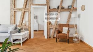 Posezení v ubytování Loft über den Dächern Coburgs, Parkplatz