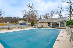 Πισίνα στο ή κοντά στο Lake Access and Views Condo with Pools in Osage Beach