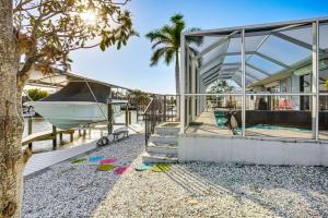 Fotografie z fotogalerie ubytování Heated Pool and Lanai Matlacha Isles Getaway v destinaci Matlacha