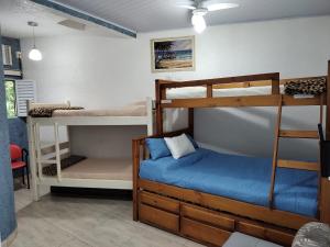 a room with two bunk beds and a bed at Suítes Sol do Guarujá in Guarujá