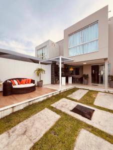 Taman di luar Bromélias House